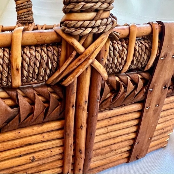 Hand Woven Basket with Handle Vintage Intricate Design EUC - Picture 4 of 14